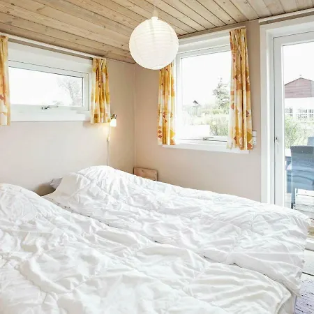 Two-bedroom Holiday In 1 Hébergement de vacances Bogense